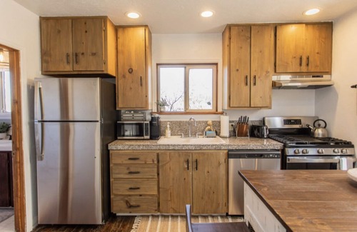 Larkspur Cabina | PROMO 5% WEEKLY AND 10% MONTHLY DISCOUNT! Mountain Cabin, conveniently located.