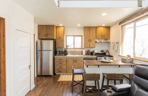 Larkspur Cabina | PROMO 5% WEEKLY AND 10% MONTHLY DISCOUNT! Mountain Cabin, conveniently located.