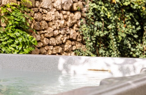 Saint-Martin-de-Gurson Casa | PROMO! CHARMING VILLAGE HOUSE! Heated pool, spa, garden, St Emillion