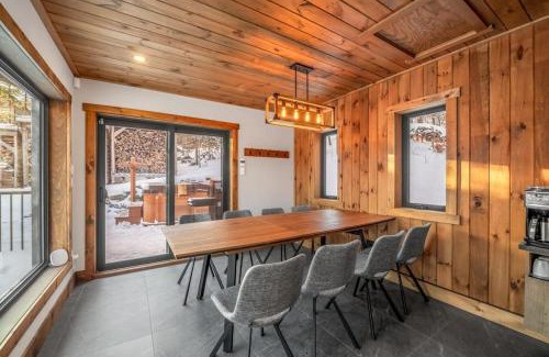 Saint-Philemon Casa | Promontoire-29 Mountain chalet with a hot tub