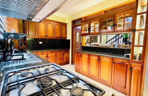 Jarabacoa Villa | Propiedad de fácil acceso, jacuzzi y piscina climatizada en Jarabacoa.