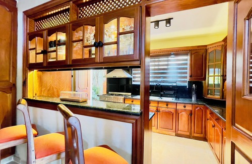 Jarabacoa Villa | Propiedad de fácil acceso, jacuzzi y piscina climatizada en Jarabacoa.