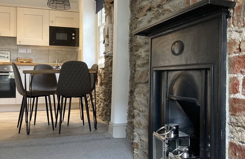 West Looe Cabaña | Prospect Cottage - sleeps 8 guests in 3 bedrooms
