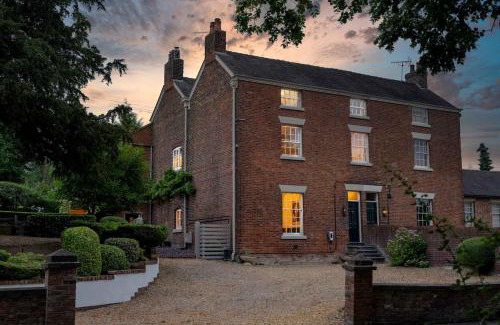 Betley Casa | Prospect House - Luxury Georgian Stay with Hot Tub