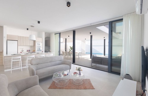 Protaras Cabaña | Protaras Aqua Pearl Villa AQ16 - a villa that sleeps 9 guests in 4 bedrooms