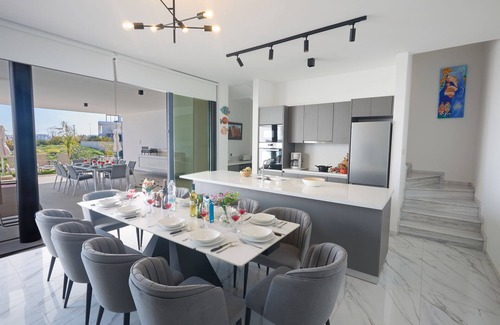 Pernera Cabaña | Protaras Aqua Pearl Villa AQ12 - a villa that sleeps 11 guests in 5 bedrooms