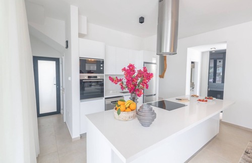 Pernera Cabaña | Protaras Aqua Pearl Villa AQ01 - a villa that sleeps 9 guests in 4 bedrooms