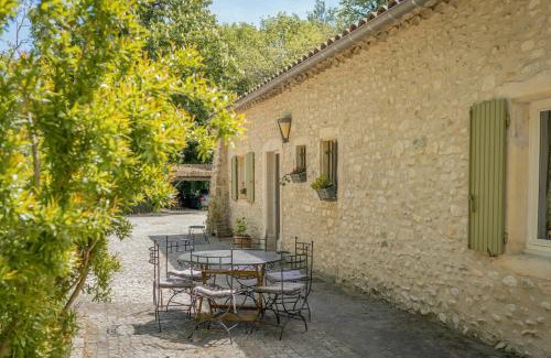 Saint-Gervais-sur-Roubion Casa | Provençal Farmhouse With Shared Pool In The Drôme