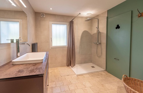 Sarrians Otro | Casa rural de piedra provenzal con piscina, rodeada de viñedos, capacidad para 10