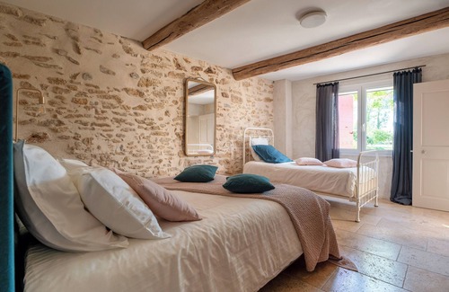 Sarrians Otro | Casa rural de piedra provenzal con piscina, rodeada de viñedos, capacidad para 10