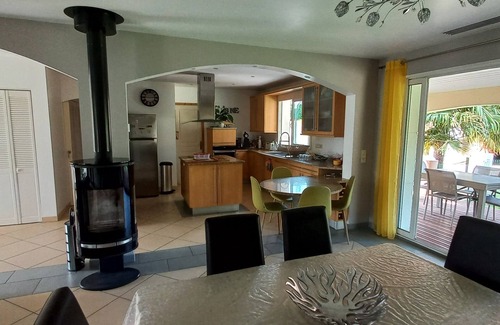 Uzein Casa | Casa de vacaciones de estilo provenzal con piscina climatizada y área de petanca.
