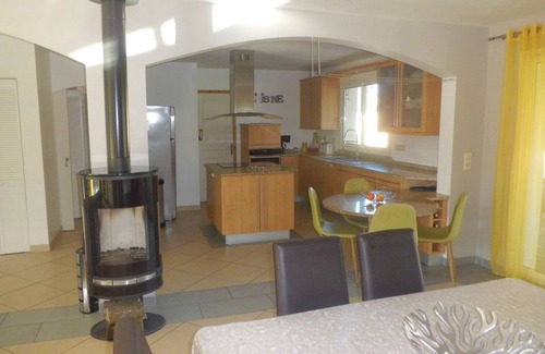 Uzein Casa | Casa de vacaciones de estilo provenzal con piscina climatizada y área de petanca.