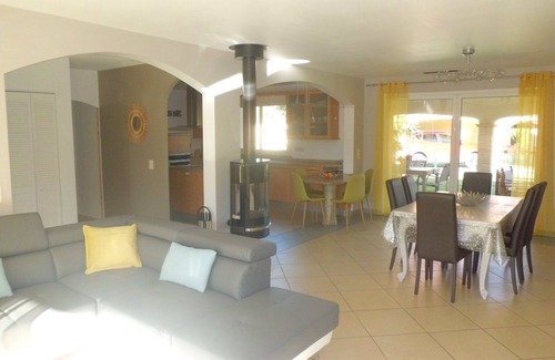 Uzein Casa | Casa de vacaciones de estilo provenzal con piscina climatizada y área de petanca.