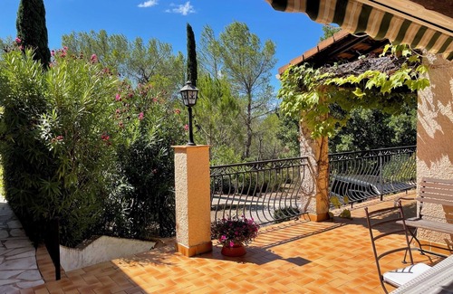 Gareoult Chalet De Esquí | Provencal villa with pool and large garden, ideal for families