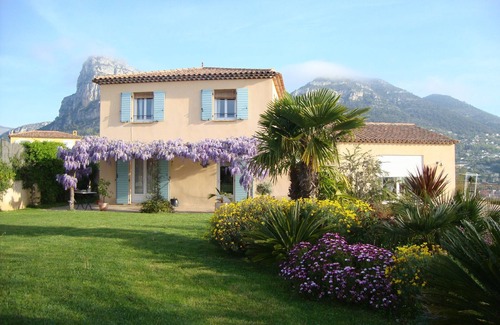 La Gaude Villa | Casa provenzal con piscina en las alturas de Niza con vistas panorámicas