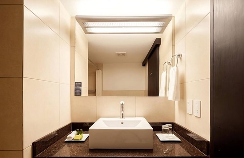 San José Hotel | Proximity At its Best! 2 Contemporary Units, FREE Parking, Pets are Welcome too!