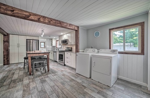 Prudenville Cabaña | Prudenville Retreat w/ Yard ~ 1 Mi to Lake!