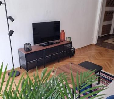 Grochow Apartamento | Przytulne mieszkanko z balkonem i parkingiem w sercu Pragi Południe