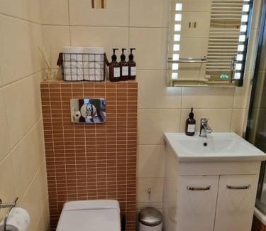 Grochow Apartamento | Przytulne mieszkanko z balkonem i parkingiem w sercu Pragi Południe