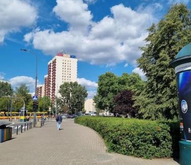 Grochow Apartamento | Przytulne mieszkanko z balkonem i parkingiem w sercu Pragi Południe