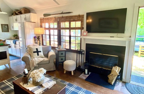 Lakeview Cabaña | Ptoobies Place- waterfront cottage with boat dock & NEW deck!