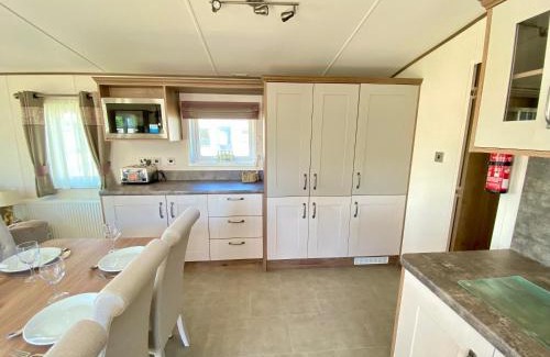 South Cerney Casa | Puddleducks, Dog Friendly Hot Tub Lodge