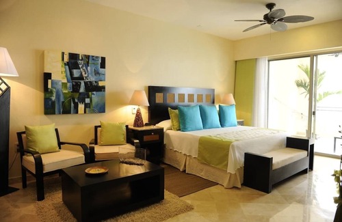 Zona sur Complejo | Puerto Vallarta Garza Blanca Resort and Spa Ocean Front Suite1 bedroom.