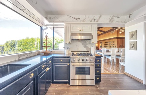 Des Moines Casa | Puget Sound View Stunner in Marina Beach Town