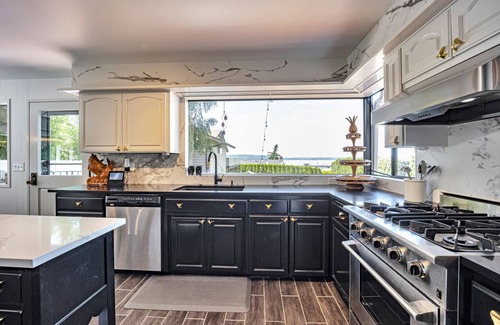Des Moines Casa | Puget Sound View Stunner in Marina Beach Town