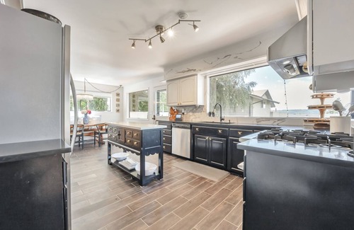 Des Moines Casa | Puget Sound View Stunner in Marina Beach Town