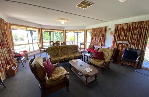 Rutherglen Casa | Pull Up Stumps