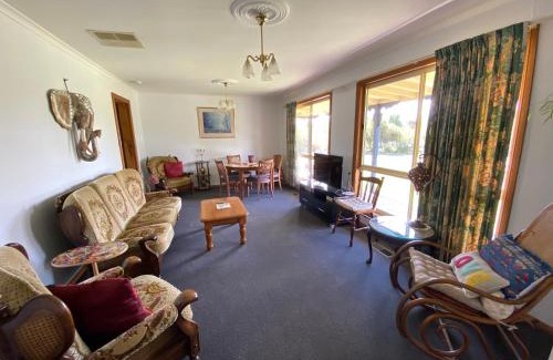 Rutherglen Casa | Pull Up Stumps