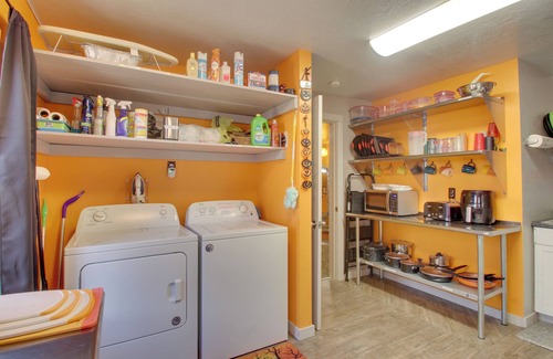 Lawton Cabaña | ‘Pumpkin Cottage’ w/ Fire Pit & Grills in Lawton