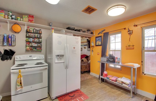 Lawton Cabaña | ‘Pumpkin Cottage’ w/ Fire Pit & Grills in Lawton