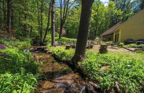 Intervale Casa | Pumpkin Hollow House/HotTub/Prvt Brook/Large Yard