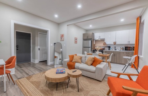 Upper Roseville Apartamento | Pumpkin Premise by Airport. 5 beds+Sleeps 8! ✨Book 7 days, Get 20% OFF!✨