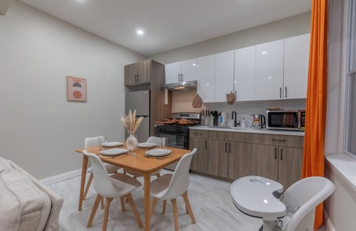 Upper Roseville Apartamento | Pumpkin Premise by Airport. 5 beds+Sleeps 8! ✨Book 7 days, Get 20% OFF!✨