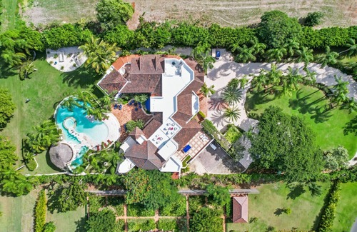 Casa de Campo Villa | MANSIÓN DELANTERA DE GOLF EXTRAVAGANTE CERCA DEL OCÉANO CON COCINERO, MARIPOSA, Criadas, CARROS DE GOLF