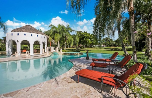 Casa de Campo Villa | MANSIÓN DELANTERA DE GOLF EXTRAVAGANTE CERCA DEL OCÉANO CON COCINERO, MARIPOSA, Criadas, CARROS DE GOLF