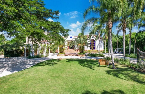 Casa de Campo Villa | MANSIÓN DELANTERA DE GOLF EXTRAVAGANTE CERCA DEL OCÉANO CON COCINERO, MARIPOSA, Criadas, CARROS DE GOLF
