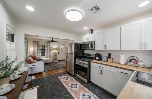 Sunrise Terrace Casa | Pure Comfort by the Expo; hot-tub, pets, families!