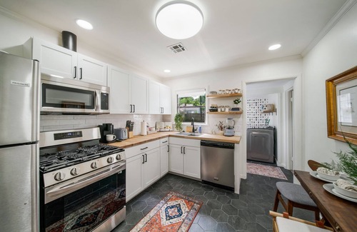 Sunrise Terrace Casa | Pure Comfort by the Expo; hot-tub, pets, families!