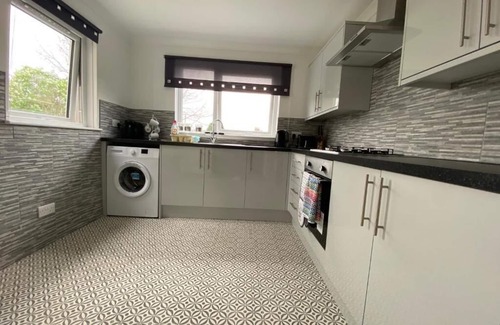 Dunfermline Apartamento | Pure Home Oakley Central with Parking By Three Bridges Apartments