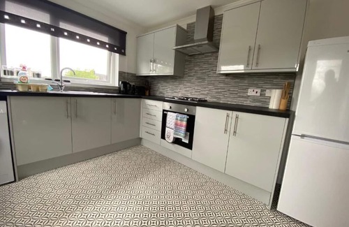 Dunfermline Apartamento | Pure Home Oakley Central with Parking By Three Bridges Apartments