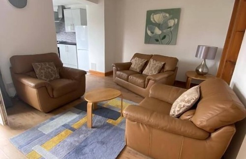 Dunfermline Apartamento | Pure Home Oakley Central with Parking By Three Bridges Apartments