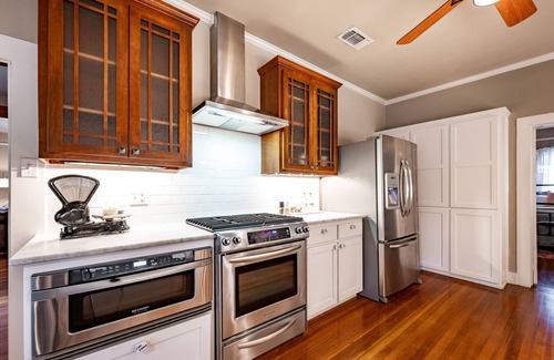 Granbury Casa | Pure Joy - Cozy Bungalow Downtown Granbury