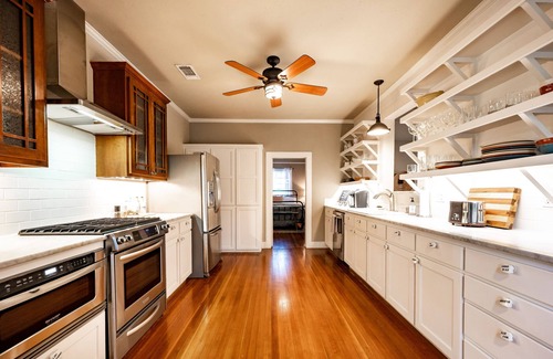 Granbury Casa | Pure Joy - Cozy Bungalow Downtown Granbury