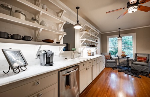 Granbury Casa | Pure Joy - Cozy Bungalow Downtown Granbury
