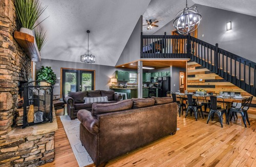 Sevierville Cabina | Pure & Simple (3-Bedroom Cabin) by RedAwning