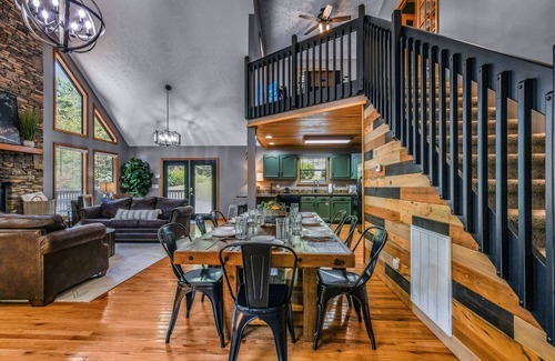 Sevierville Cabina | Pure & Simple (3-Bedroom Cabin) by RedAwning